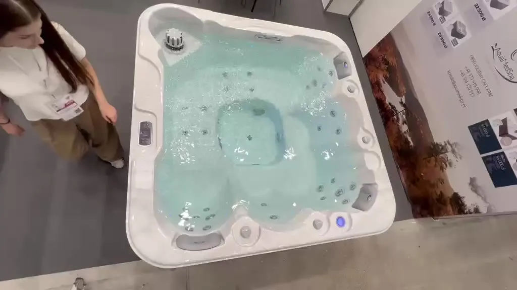 Wanna z włączonym hydromasażem, widok z góry.